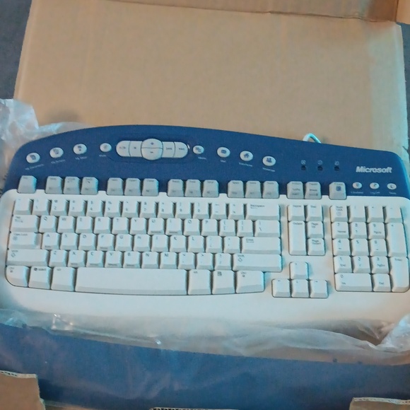 Microsoft Multimedia Keyboard - Picture 3 of 11